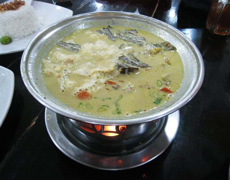 Soto Betawi is made of beef or beef offal, cooked in a whitish cow milk or coconut milk broth, with fried potato and tomato. Photo: Gunawan Kartapranata 