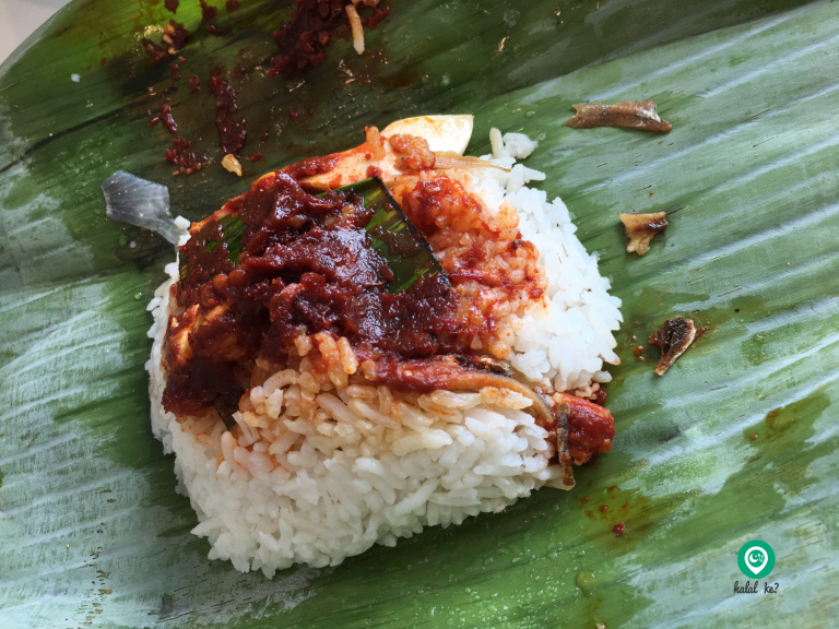 The earliest version of Nasi Lemak in Singapore looks similar to the one sold at Kampung Kayu Ara Nasi Lemak at Petaling Jaya. This only cost SGD0.10 back in the 1960s.