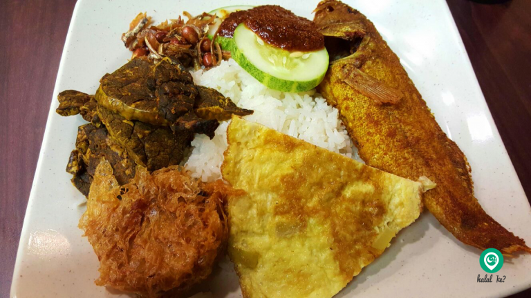 The Putri Hayyu Authentic Cafe at Selegie Road, Singapore is always packed with customers especially during lunch hour. Be sure to try their Nasi Lemak!