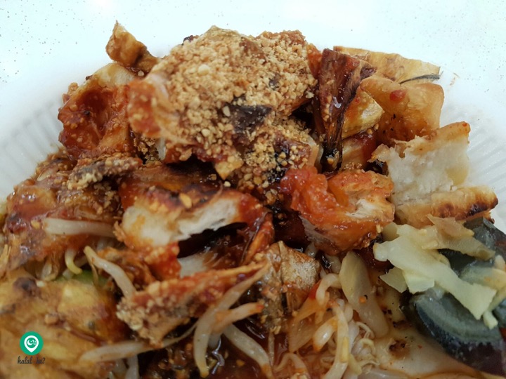 One of the popular Rojak outlets in the West is Brothers Rojak located at Clementi! Expect long queues during peak hours! Photo: Rahimah Rahim