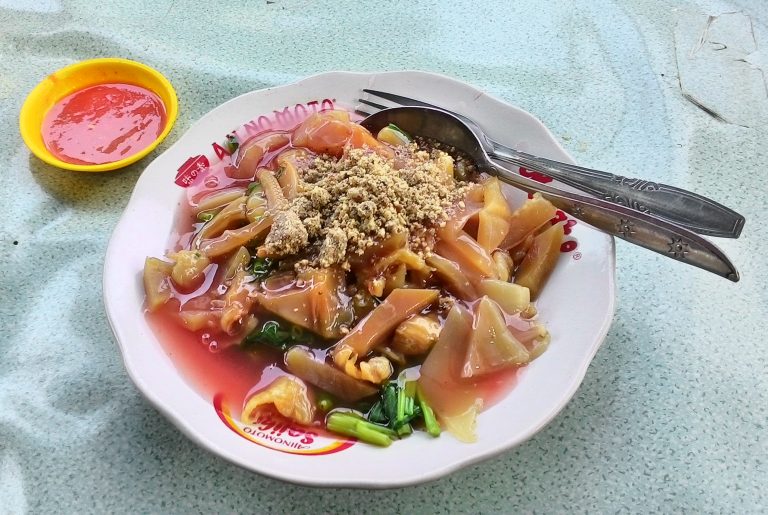 Rujak Shanghai is usually found in Chinatown area of Jakarta. Photo: Gunawan Kartapranata